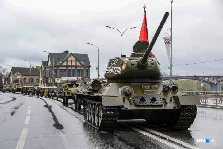 Открывал проезд техники легендарный танк Т-34