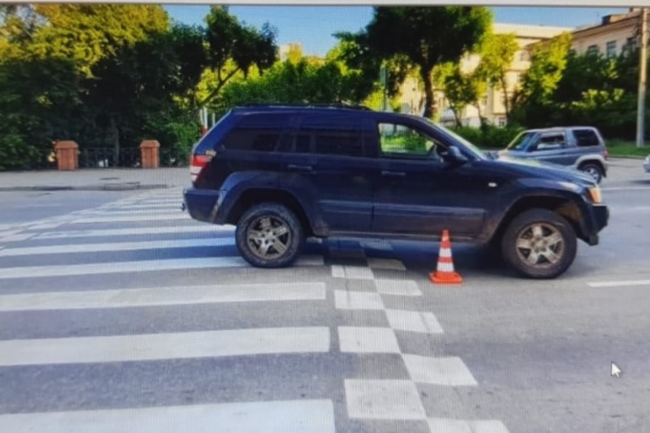 Автомобиль стоит на переходе после наезда на пешехода на улице Сурикова Автомобиль стоит на переходе после наезда на пешехода на улице Сурикова