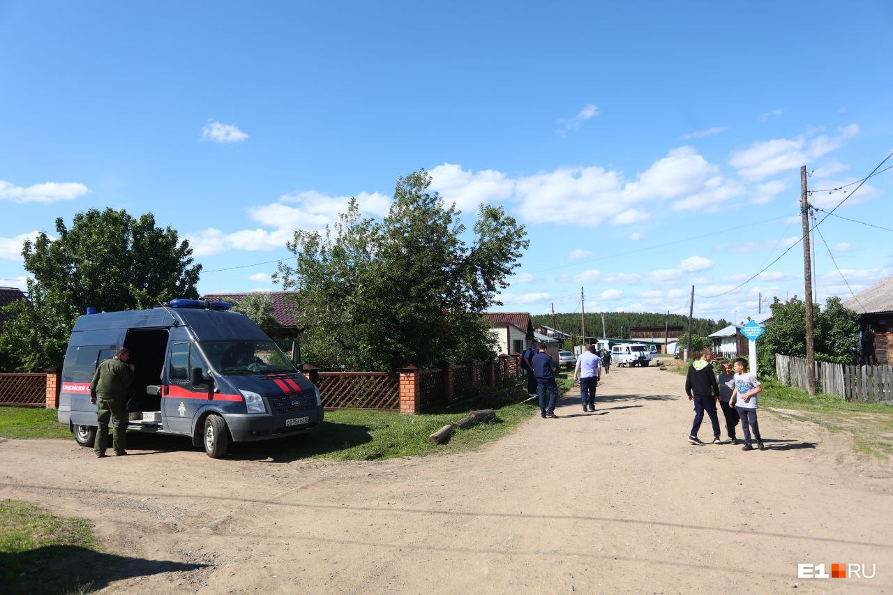 «Приехали из Екатеринбурга, нам сообщают: ребенок умер». Родители — о состоянии школьницы, которой выстрелили в голову