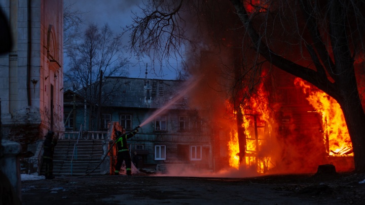Подозрительный мужчина быстро скрылся: смотрите, как потом загорелся дом в центре Северодвинска