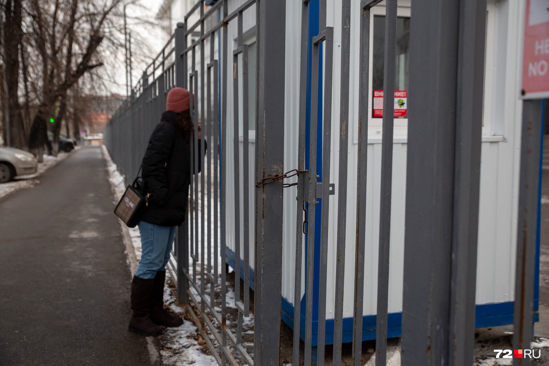 В пунктах КПП находятся охранники, которые разъясняют особенно любопытным, что школы закрыты и почему. Один из охранников говорит, что с утра к нему подходили родители и выясняли причину внезапной санобработки В пунктах КПП находятся охранники, которые разъясняют особенно любопытным, что школы закрыты и почему. Один из охранников говорит, что с утра к нему подходили родители и выясняли причину внезапной санобработки
