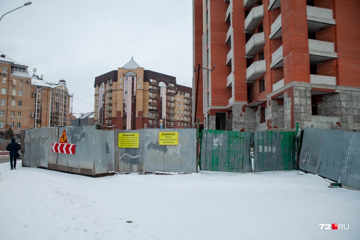 На Камышинской на отрезке от Герцена до Смоленской подрядчик ставит забор для безопасного сноса долгостроя