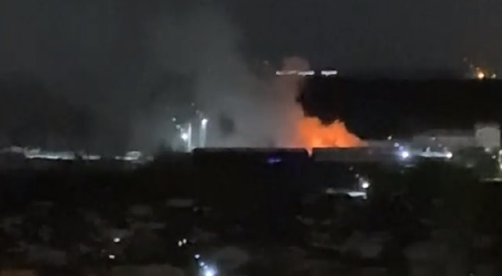 Рухнула кровля, огонь перекинулся на соседнее здание: в Екатеринбурге загорелась пилорама