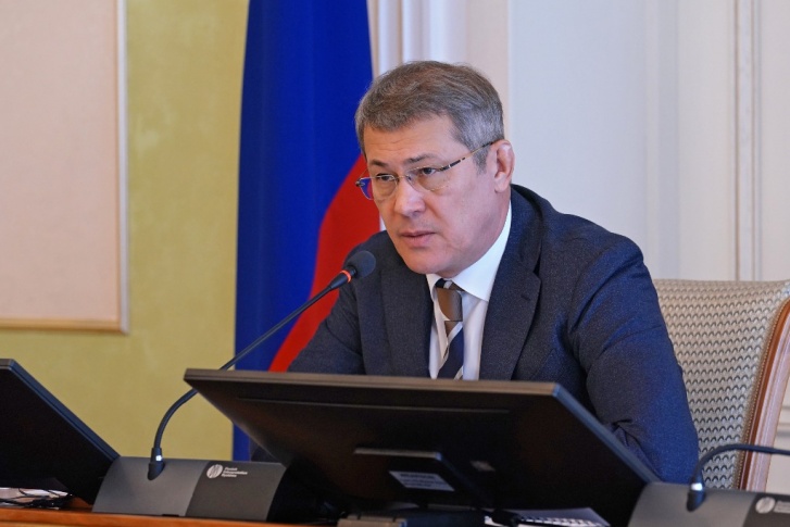 Радий Хабиров готовится к поездке Радий Хабиров готовится к поездке