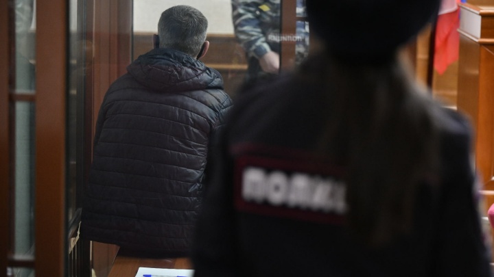 «Раскаиваюсь». В Екатеринбурге начали судить рецидивиста, который изнасиловал и убил блондинку из Березовского