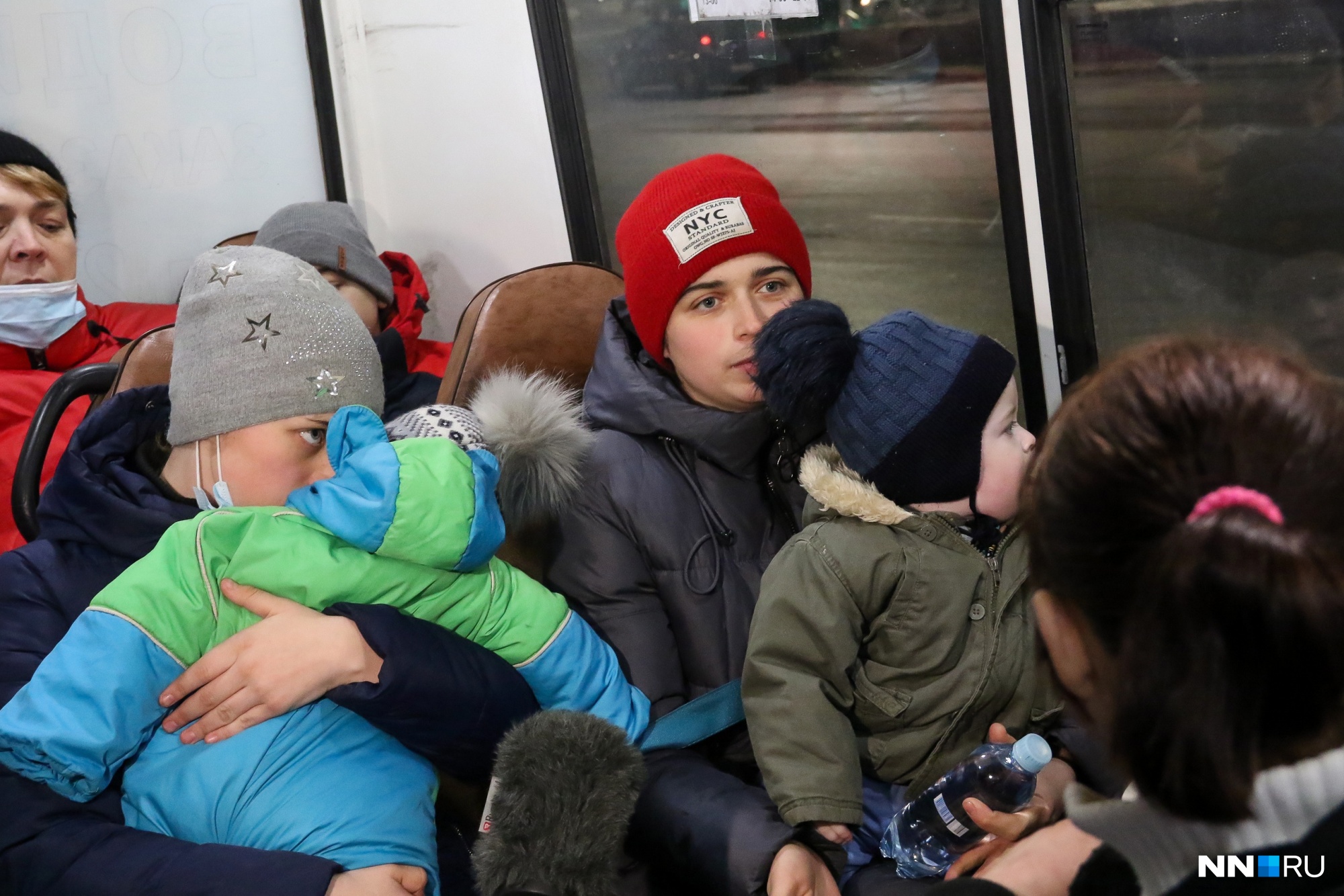 Позже беженцев распределили по автобусам. Они отвезут их в семь районов Нижегородской области