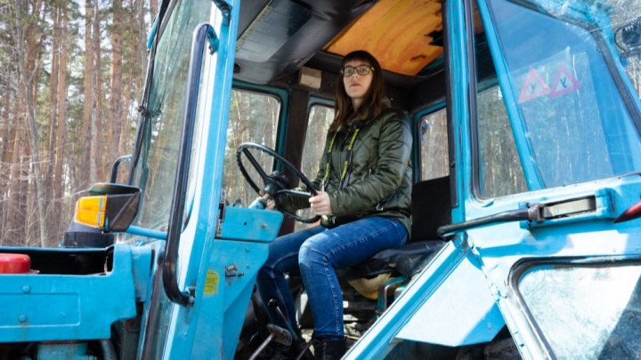 «Русская девушка должна уметь всё»: показываем, как уральская студентка управляется с трактором