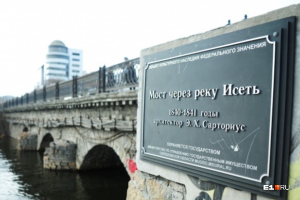 Мэрия Екатеринбурга проигнорировала просьбы сделать Каменный мост на Малышева удобным для пешеходов