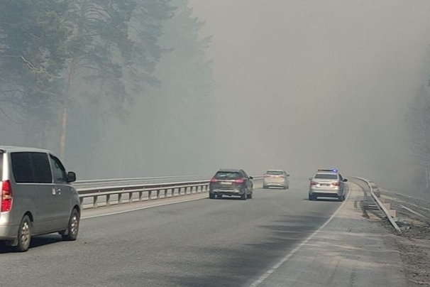Видимость на дороге сильно ограничена из-за природных пожаров, которые бушуют рядом с трассой