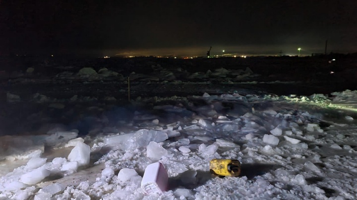 Грузовик ушел под лед на частной переправе в Енисейском районе. Водитель погиб