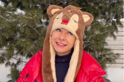 Вице-мэр Новосибирска поздравила горожан с Новым годом в забавной шапке с оленем