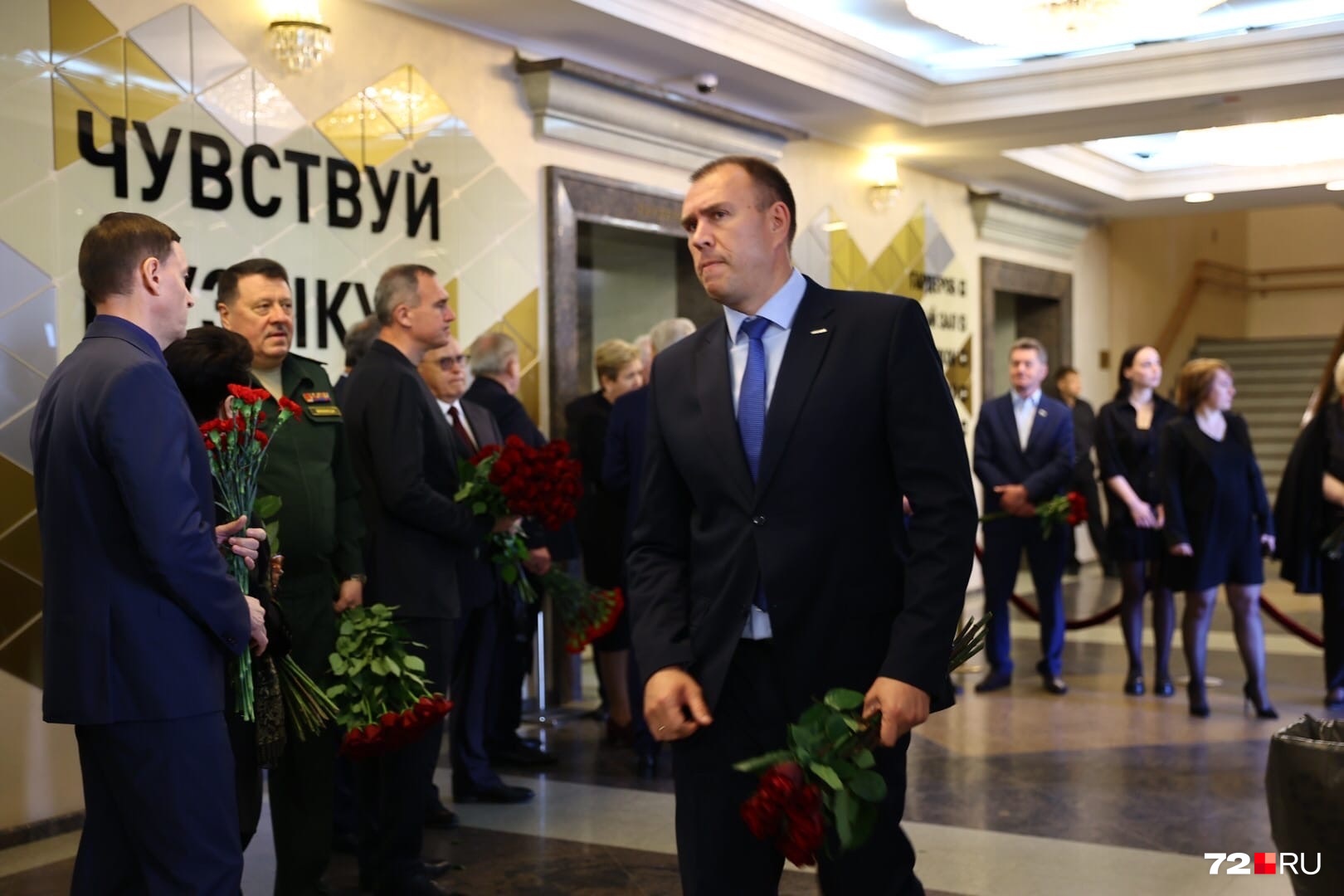 Заместитель главы города Петр Вагин принес букет красных роз