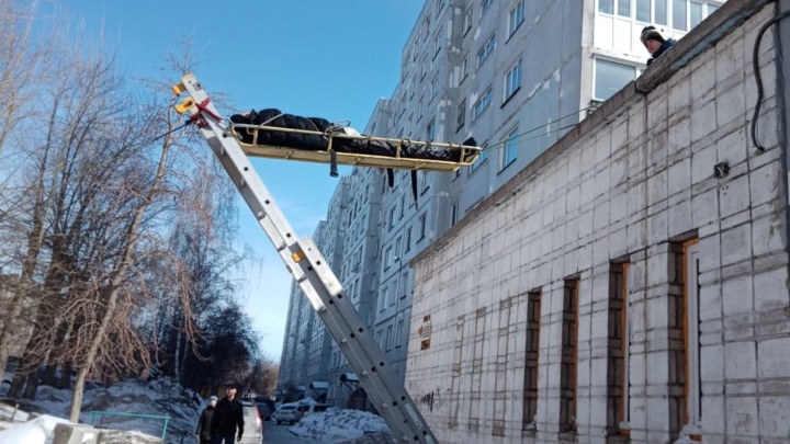 Сибирячка заметила мужчину без сознания на крыше супермаркета — ему потребовалась помощь спасателей