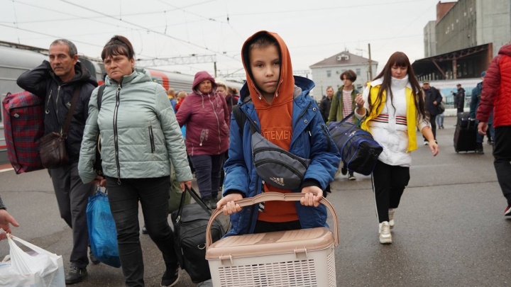 Дети радовались, взрослые плакали: как в Ярославле встретили бежавших из присоединенных территорий. Фото