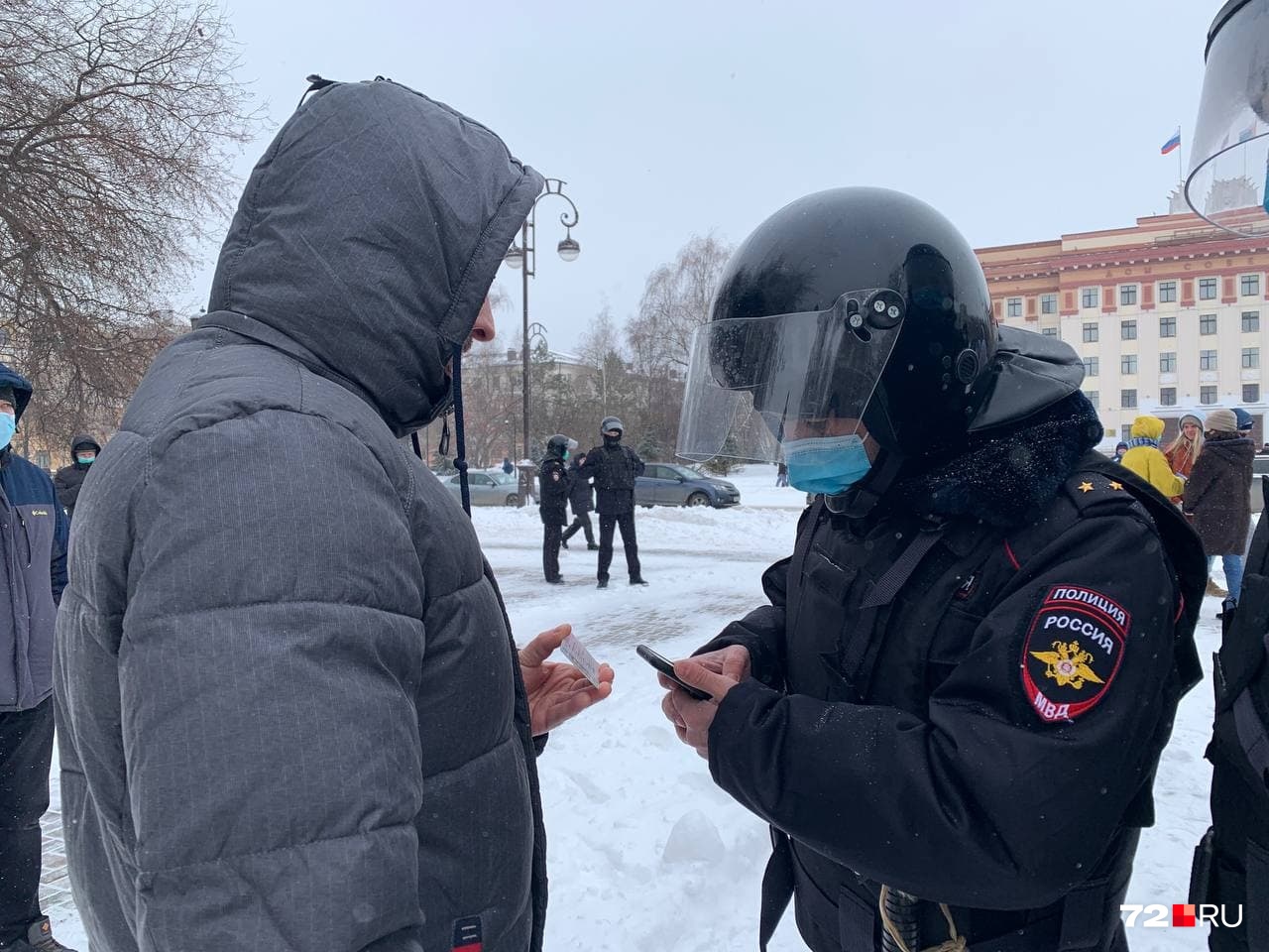 У правительства у некоторых проверяли документы и отпускали. Однако часть пришедших сюда также увезли в отдел полиции У правительства у некоторых проверяли документы и отпускали. Однако часть пришедших сюда также увезли в отдел полиции