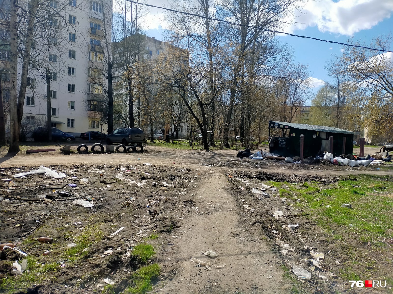 На Чкалова, 74 мусор разлетелся по всей территории
