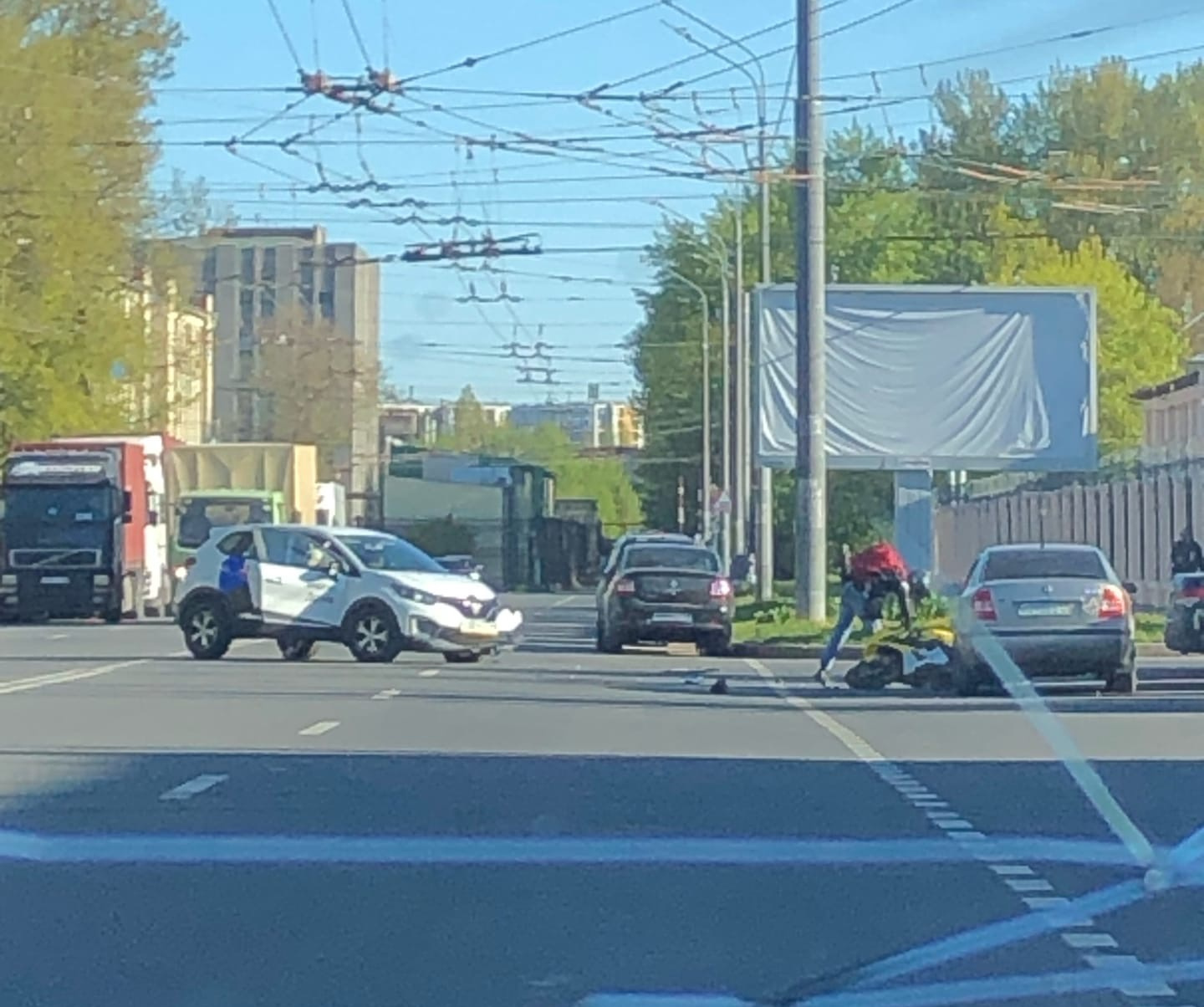 Водитель каршеринга не заметил мотоциклиста при повороте на Арсенальной |  24.05.2022 | Санкт-Петербург - БезФормата