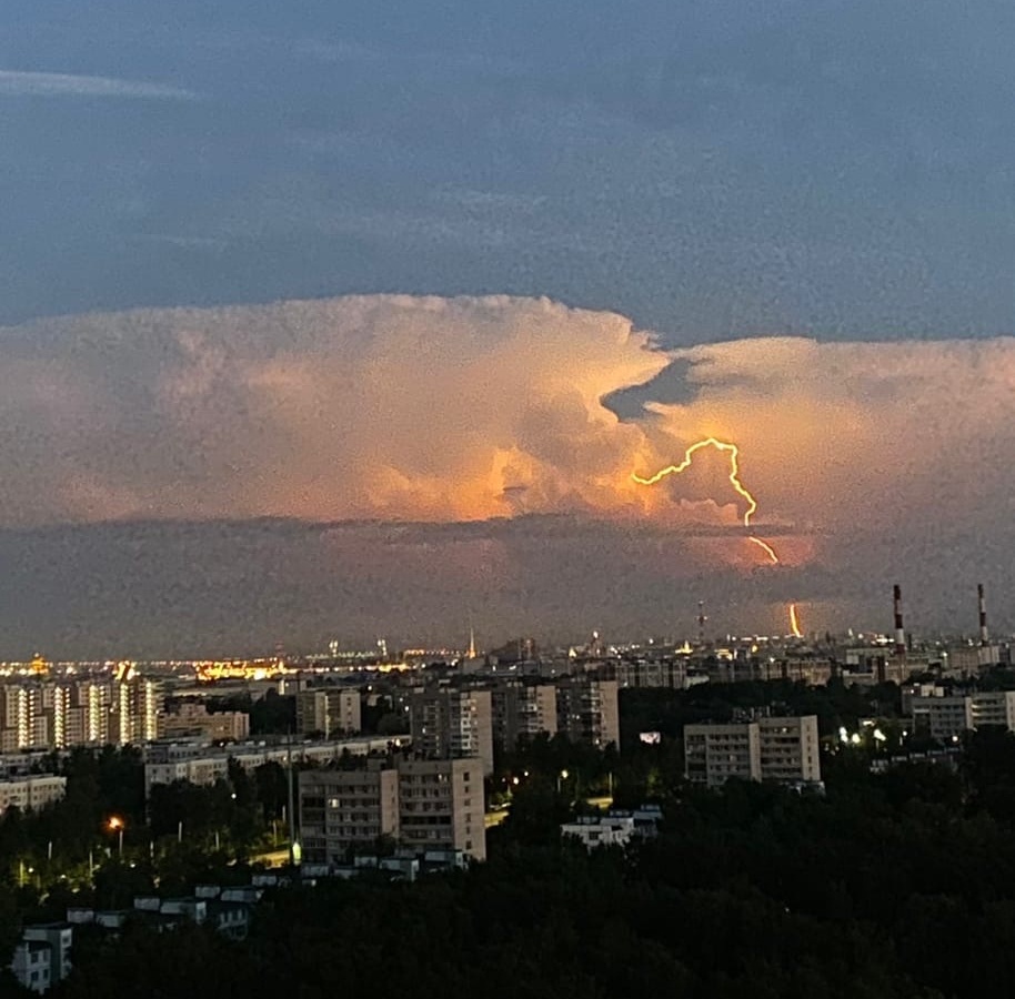 Буря сегодня в петербурге. Гроза в Санкт-Петербурге 2022. Гроза в Питере. Гроза над Петербургом. Сухая гроза.