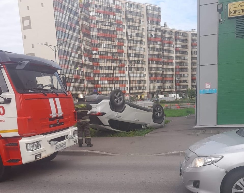 30 апреля спб. ДТП С пожарной машиной СПБ. Перевернулась машина в Кудрово.