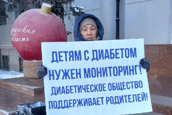 Наталья Воробьева на пикете у правительства Курганской области