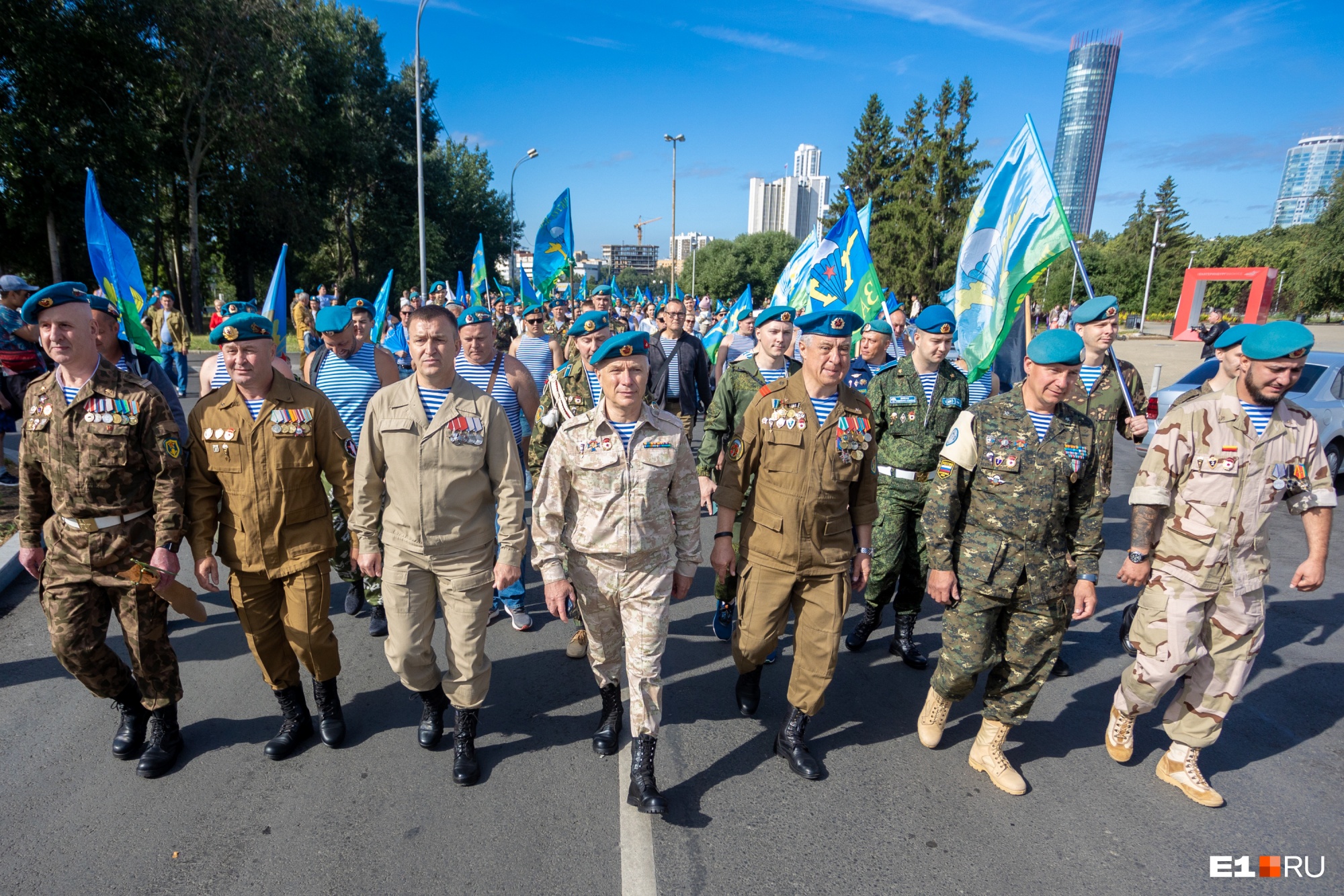 По центру Екатеринбурга проехали бронетранспортеры: как десантники отметили День ВДВ