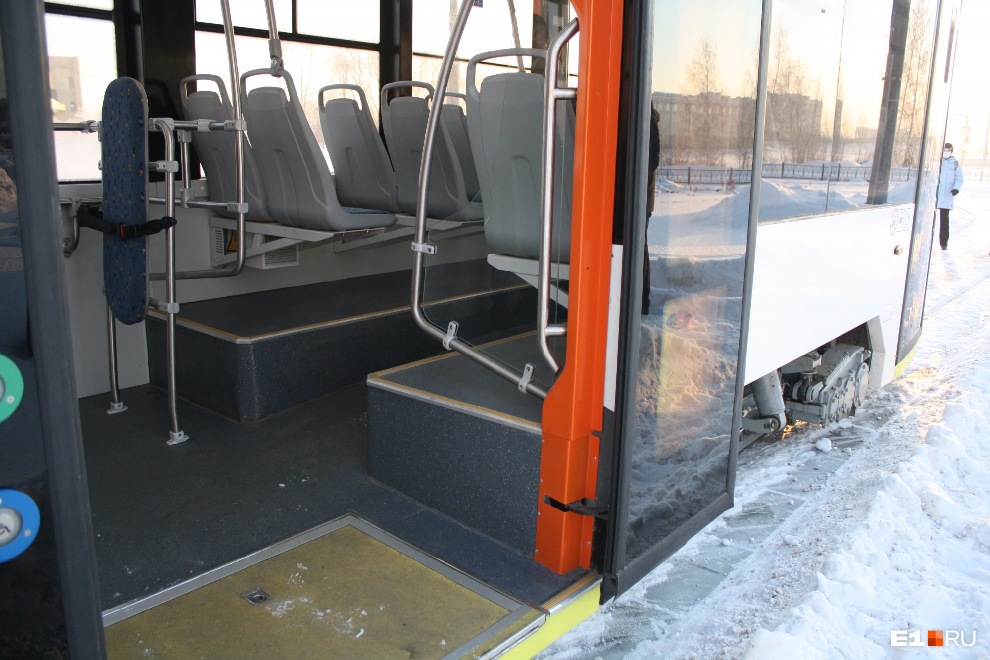 У трамвая широкие двери, низкий пол и откидной пандус для инвалидных колясок