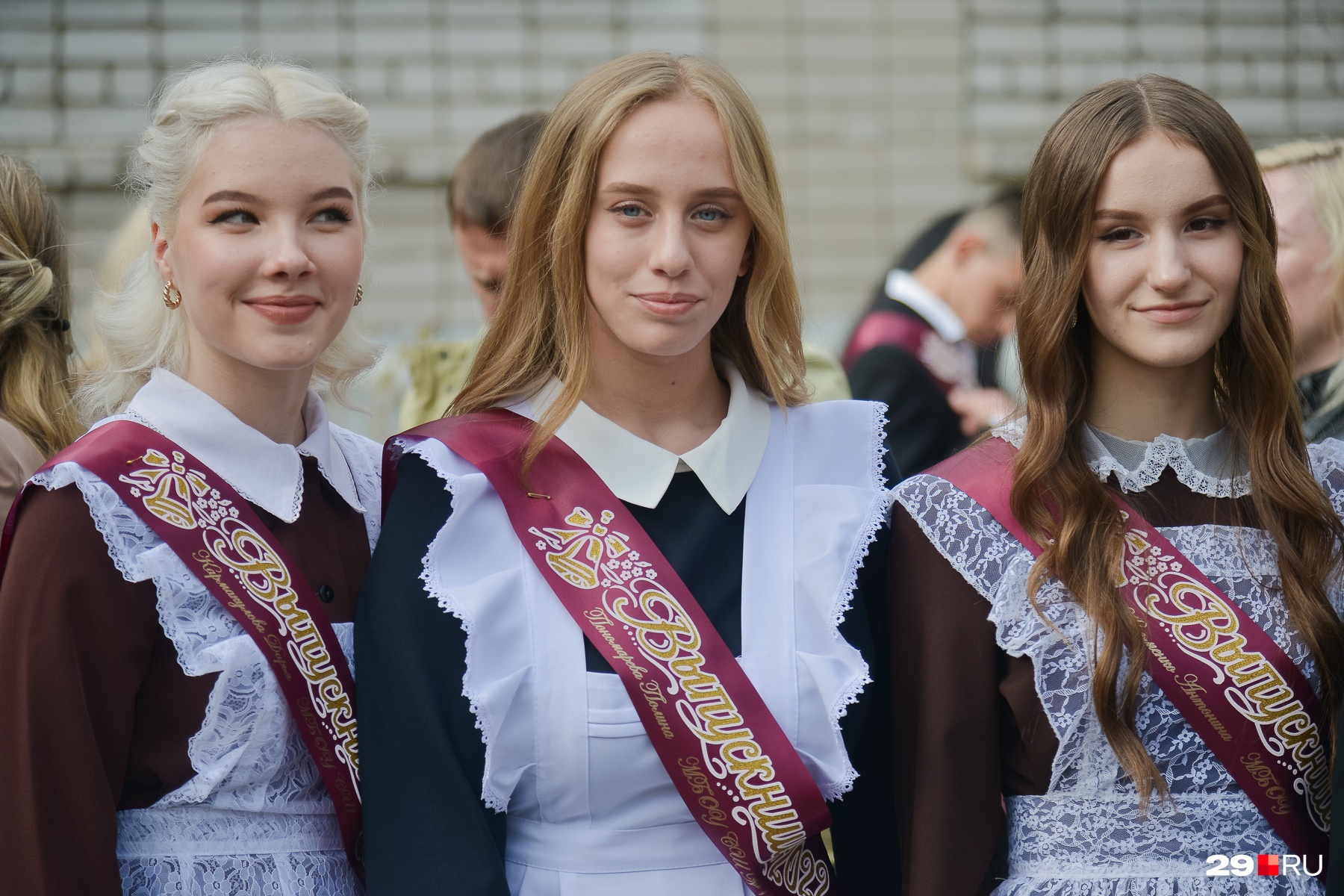 По традиции на последний звонок девчонки наряжаются в советскую школьную форму