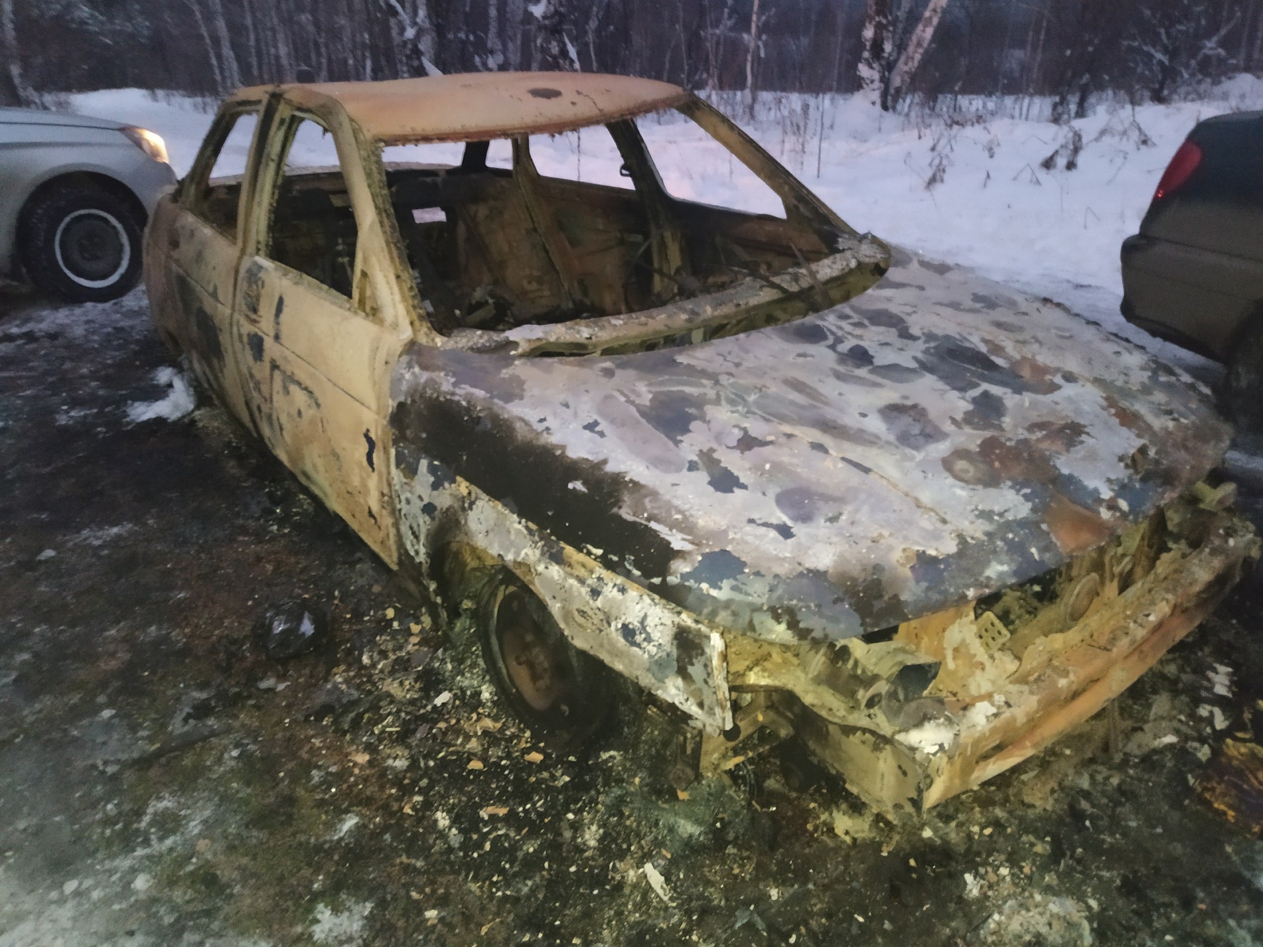 Сжигать бомжей. В Новокузнецке сожгли машину.