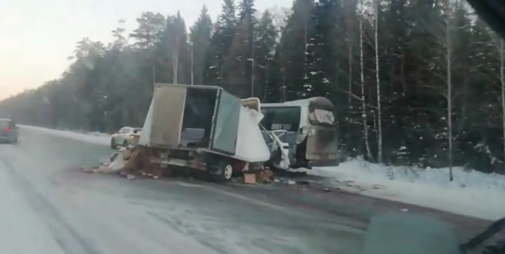 На трассе возле Невьянска грузовик въехал в автобус