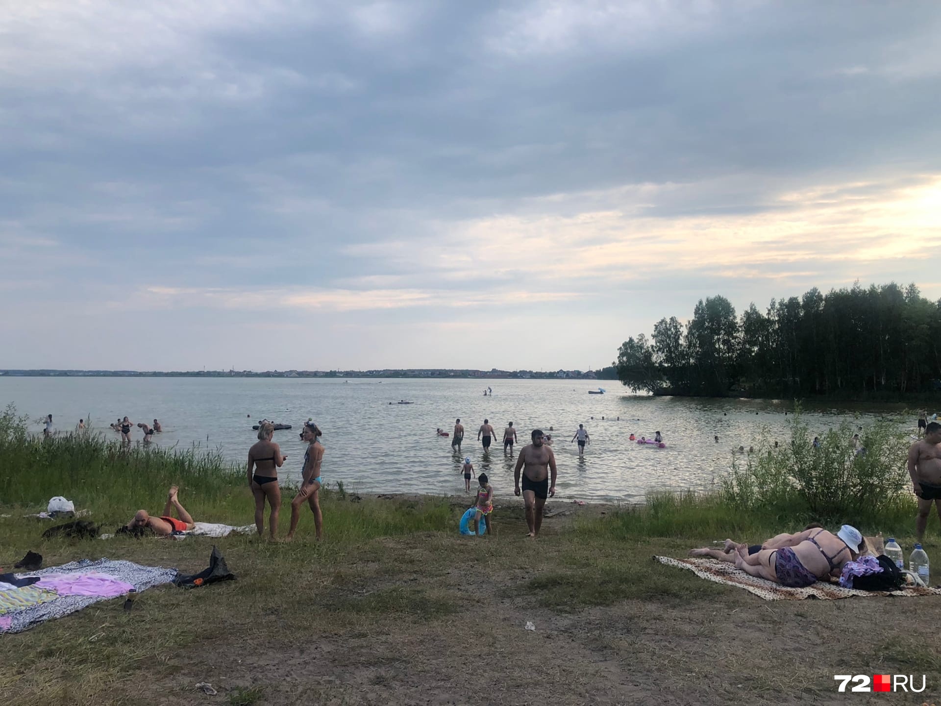 На диком пляже тюменского озера утонул парень из Свердловской области. Ему было 22 года