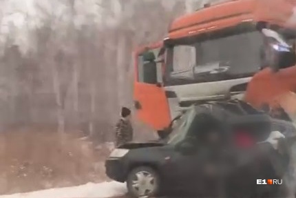 Грузовик буквально смял легковушку Грузовик буквально смял легковушку