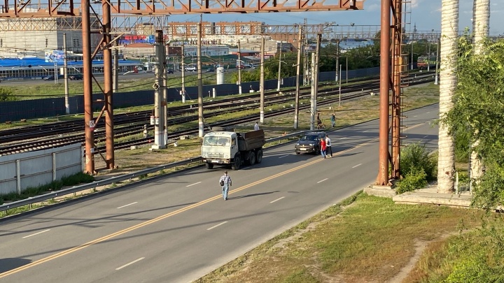 Курганцы после полного закрытия Некрасовского моста идут по путям и рискуют попасть под авто
