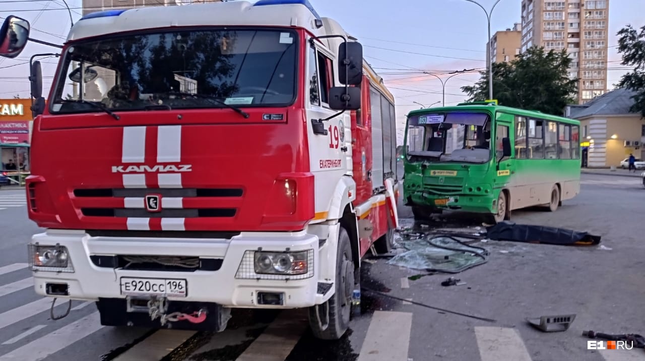 «А была ли сирена?» Кто виноват в смертельном ДТП на Уралмаше, где автобус протаранил пожарную машину
