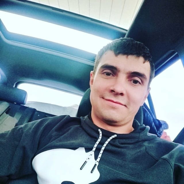 Погибшему в результате драки Владимиру Гончарову недавно исполнился 31 год. Он жил с мамой, бабушкой и младшим братом Погибшему в результате драки Владимиру Гончарову недавно исполнился 31 год. Он жил с мамой, бабушкой и младшим братом