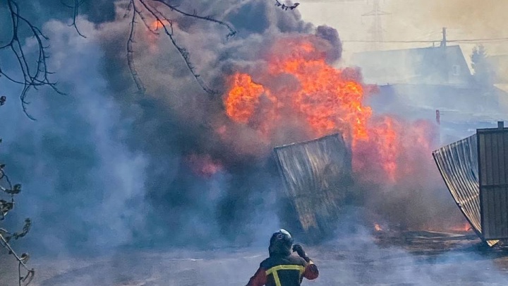 Дом, баня, три машины и продуктовый магазин сгорели на объездной Ново-Ленино в Иркутске