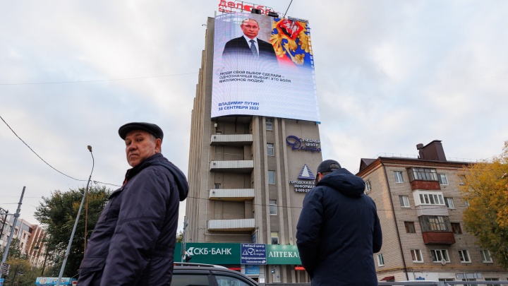 На лавочках, в кафе и магазинах: где и как народ смотрел выступление Путина. 17 фотографий со всей страны