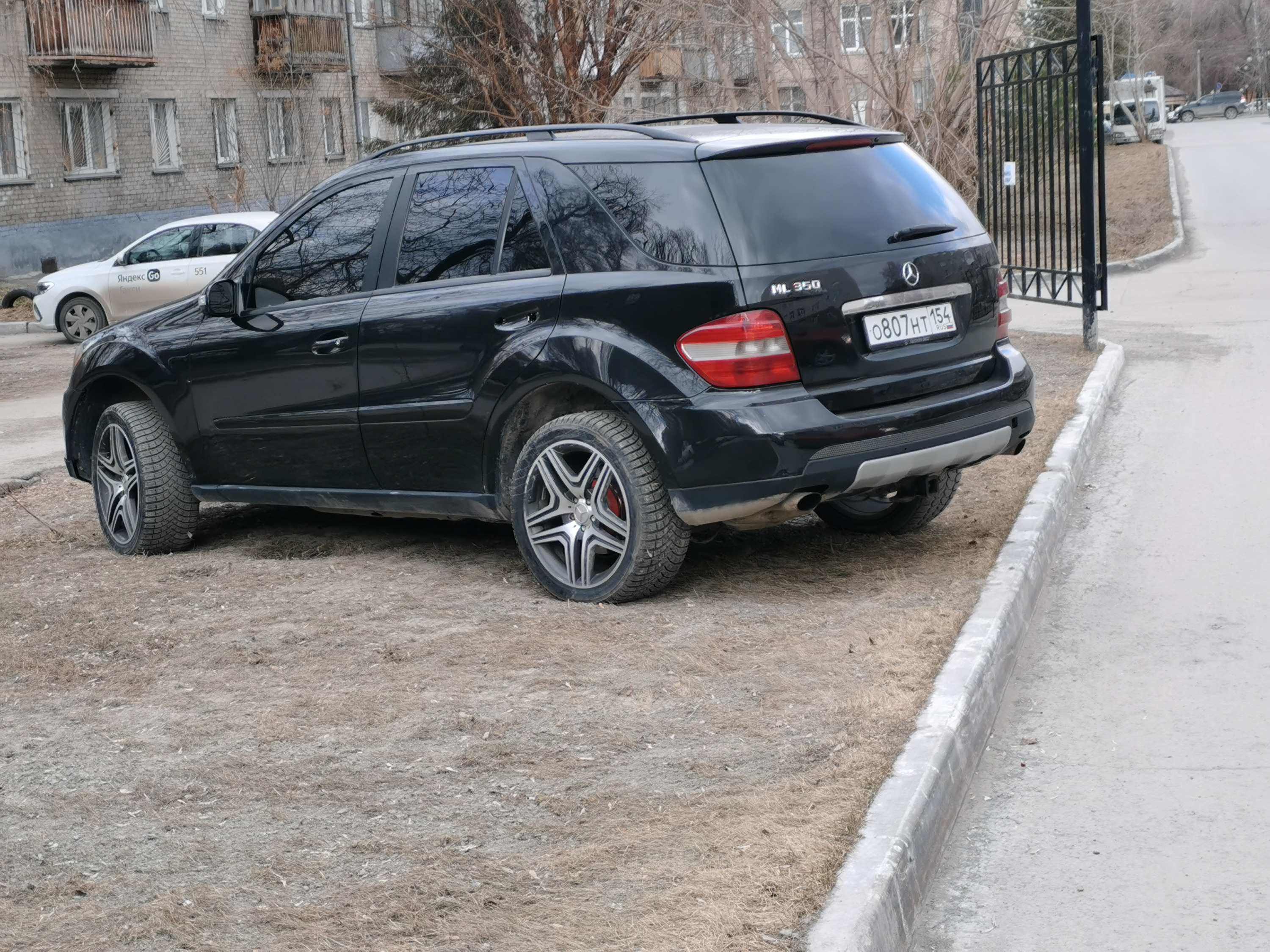 Стоянка на газоне Стоянка на газоне