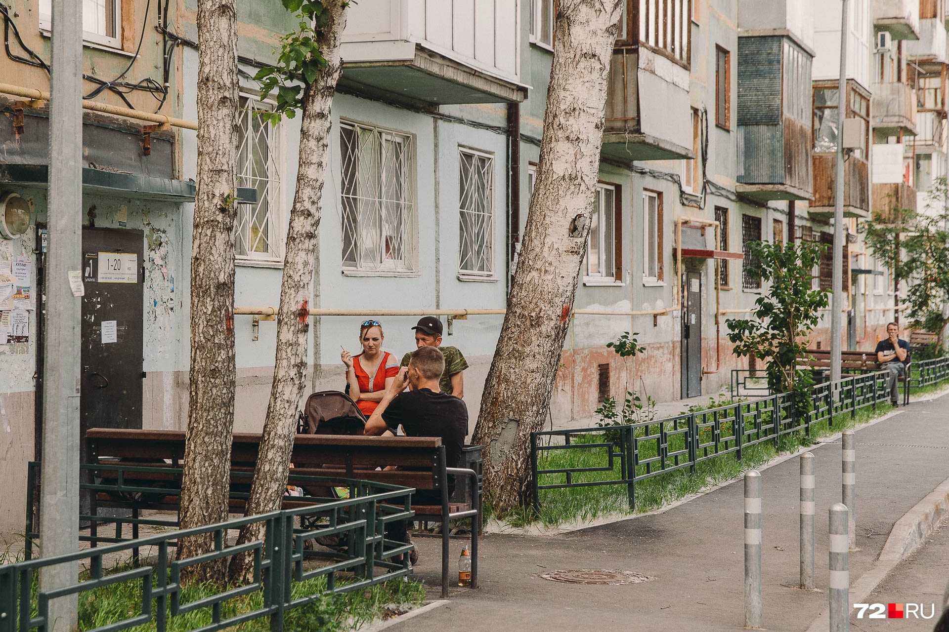 На скамейках проводит время много молодых людей. Это интересно, потому что такое редко увидишь в других районах города На скамейках проводит время много молодых людей. Это интересно, потому что такое редко увидишь в других районах города