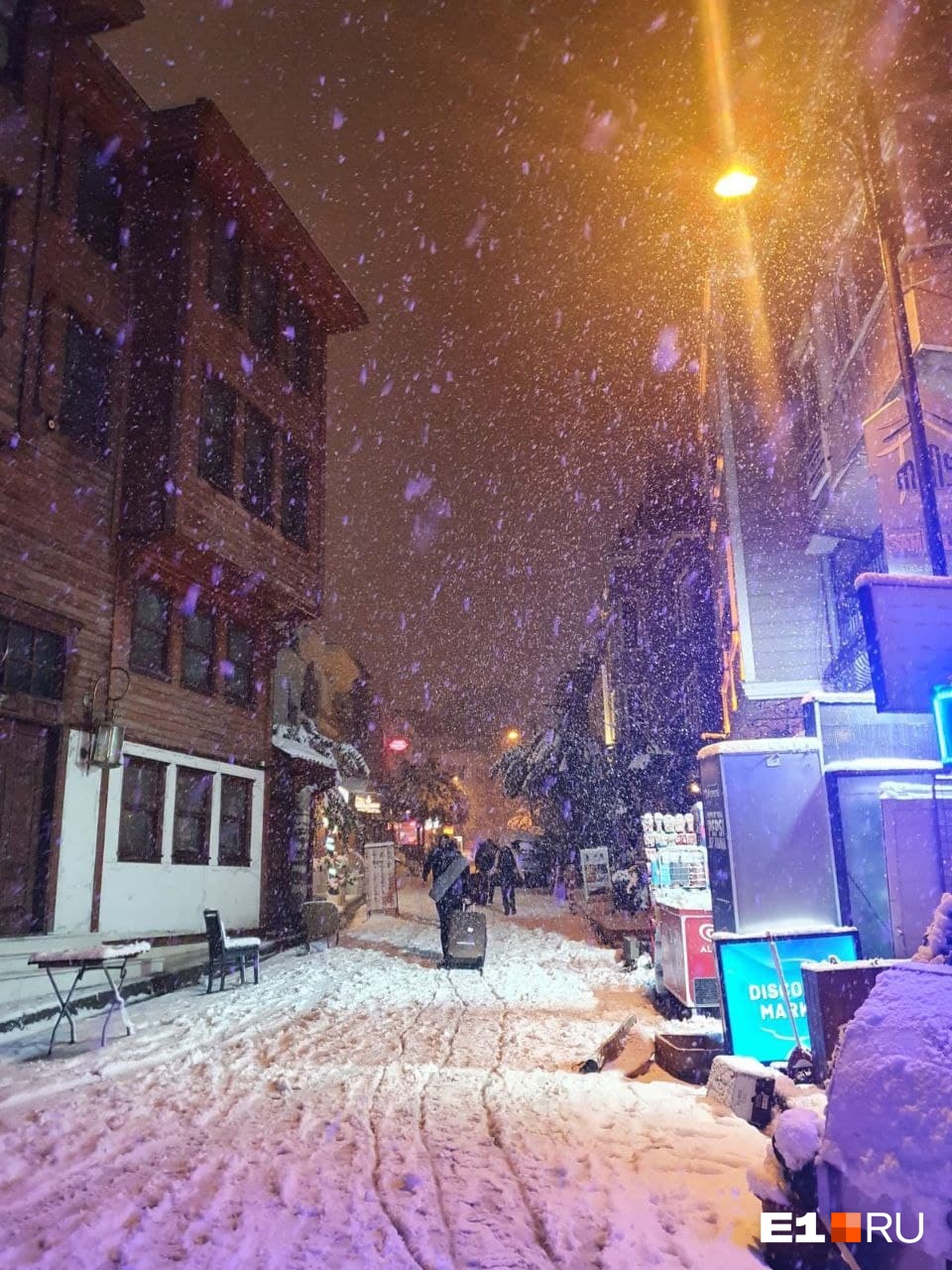 Снег идет в городе третьи сутки