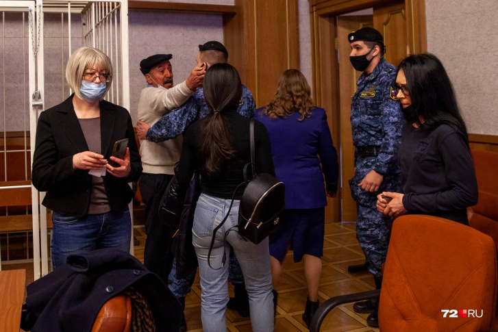 Николай Шушанов, отец убитого бизнесмена Вадима, стал бурно высказываться по поводу приговора и ругаться. После оглашения решения суда его вывели судебные приставы из зала суда в коридор. На кадре мужчина говорит и кричит в адрес подсудимых, с которых несколько минут назад сняли обвинение в убийстве и сговоре Николай Шушанов, отец убитого бизнесмена Вадима, стал бурно высказываться по поводу приговора и ругаться. После оглашения решения суда его вывели судебные приставы из зала суда в коридор. На кадре мужчина говорит и кричит в адрес подсудимых, с которых несколько минут назад сняли обвинение в убийстве и сговоре