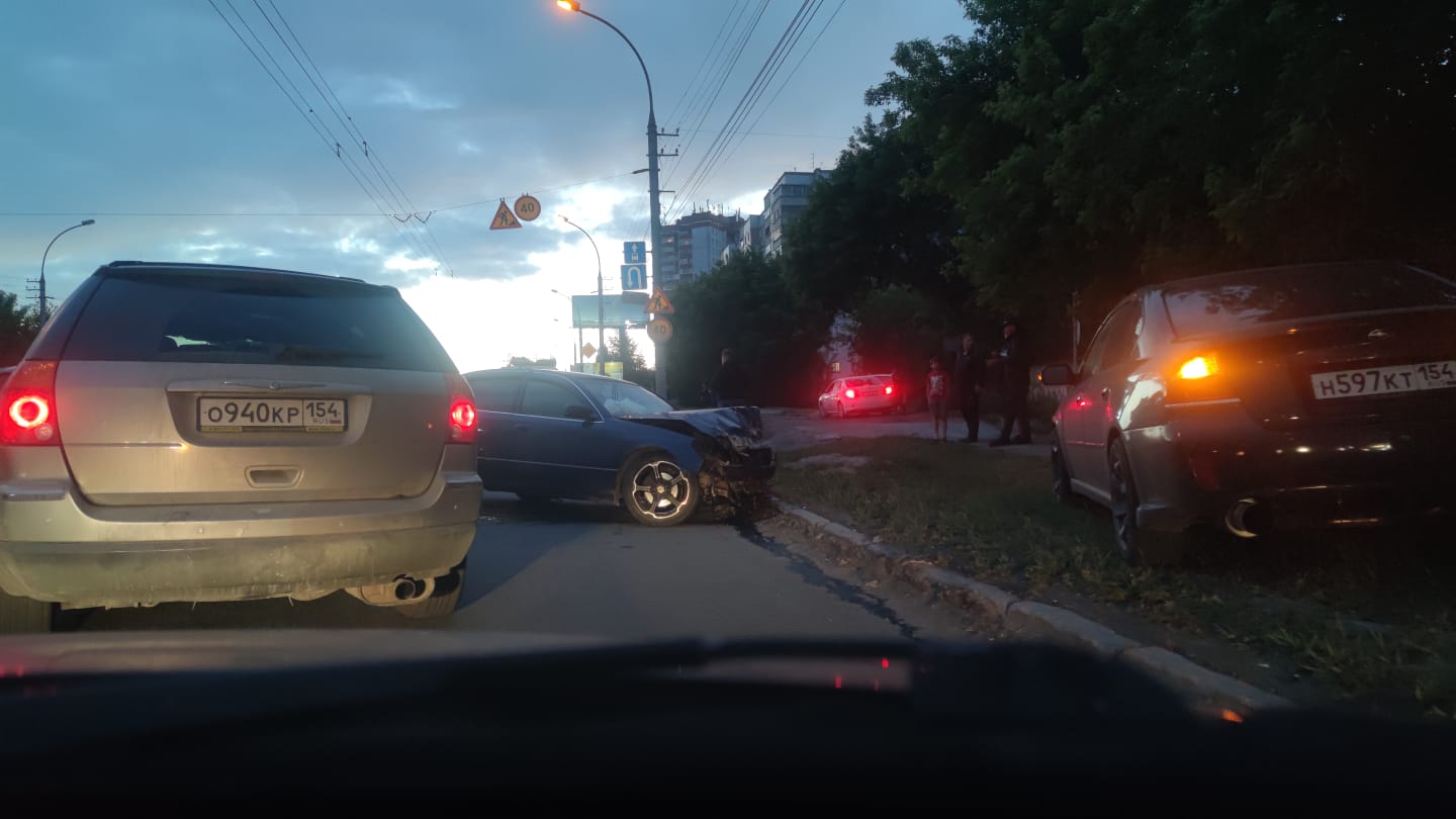 Lexus выехал на встречную полосу: массовая авария произошла на Ватутина — четыре человека пострадали