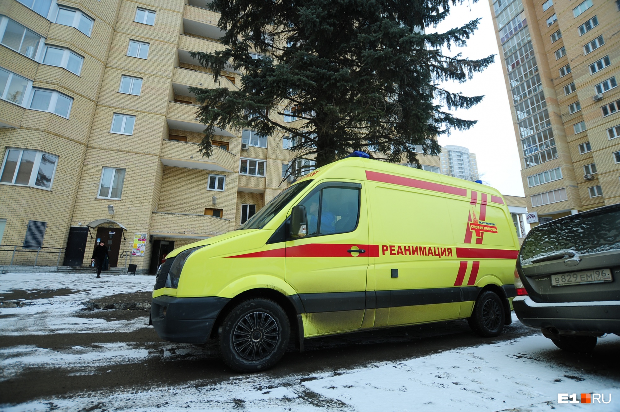 «В кармане были шприцы». В Екатеринбурге мужчина пролежал в снегу полтора часа и умер