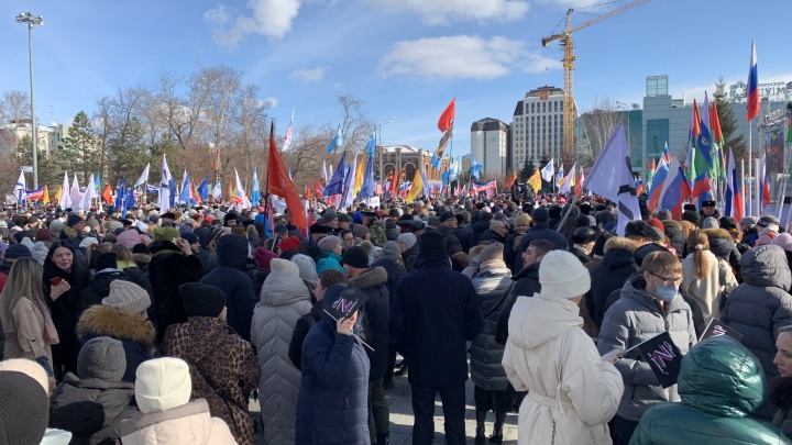 Тысячи бюджетников и простых тюменцев вышли на Цветной бульвар. Фотографии с «Крымской весны»