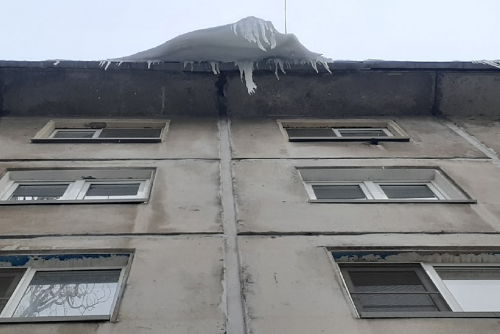 Жалобы на сосульки приходят из разных районов города Жалобы на сосульки приходят из разных районов города