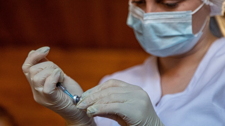 В Новосибирске начали отстранять от работы тех, кто не сделал второй компонент вакцины