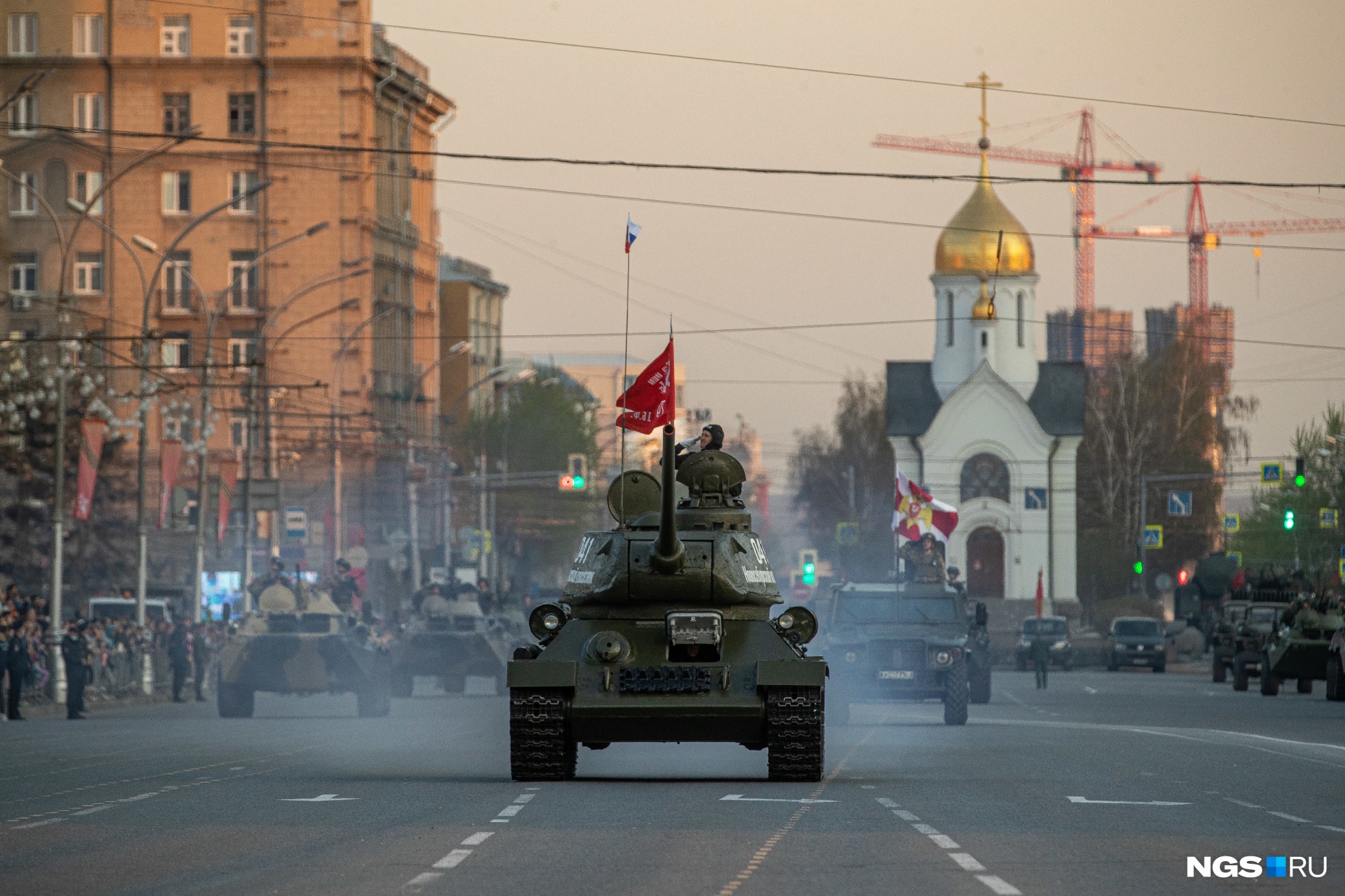 Движение механизированной колонны открыл танк Т-34