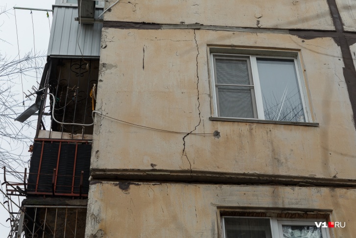 После «хлопка» или взрыва, которого не было, по стенам дома поползли трещины