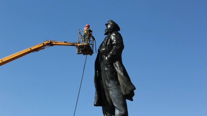Обошлись без «Пемолюкса»: в Красноярске помыли памятник Ленину