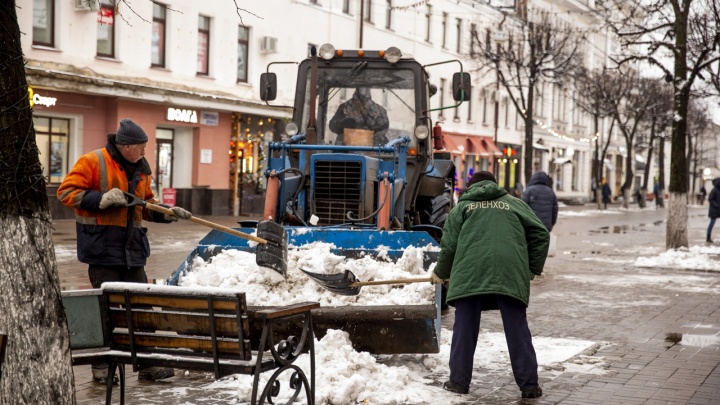 В Ярославле началась весенняя уборка улиц: где уже убрали наледь и мусор