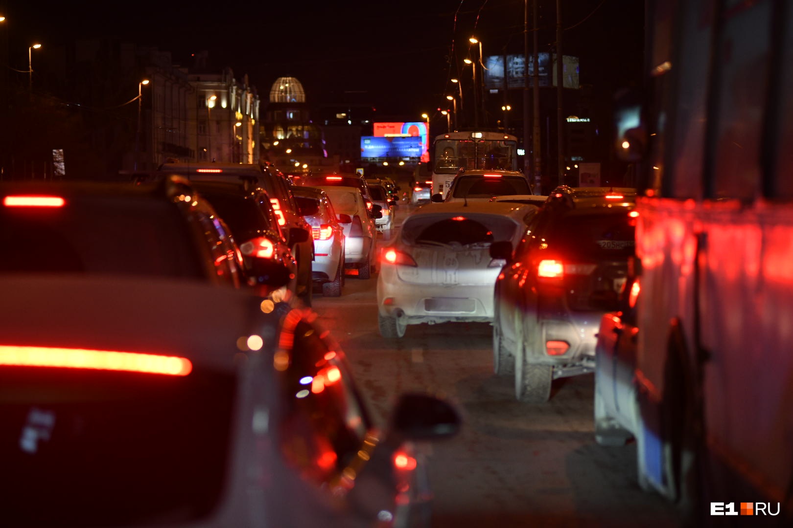 Предновогодний коллапс: Екатеринбург встал в десятибалльные пробки